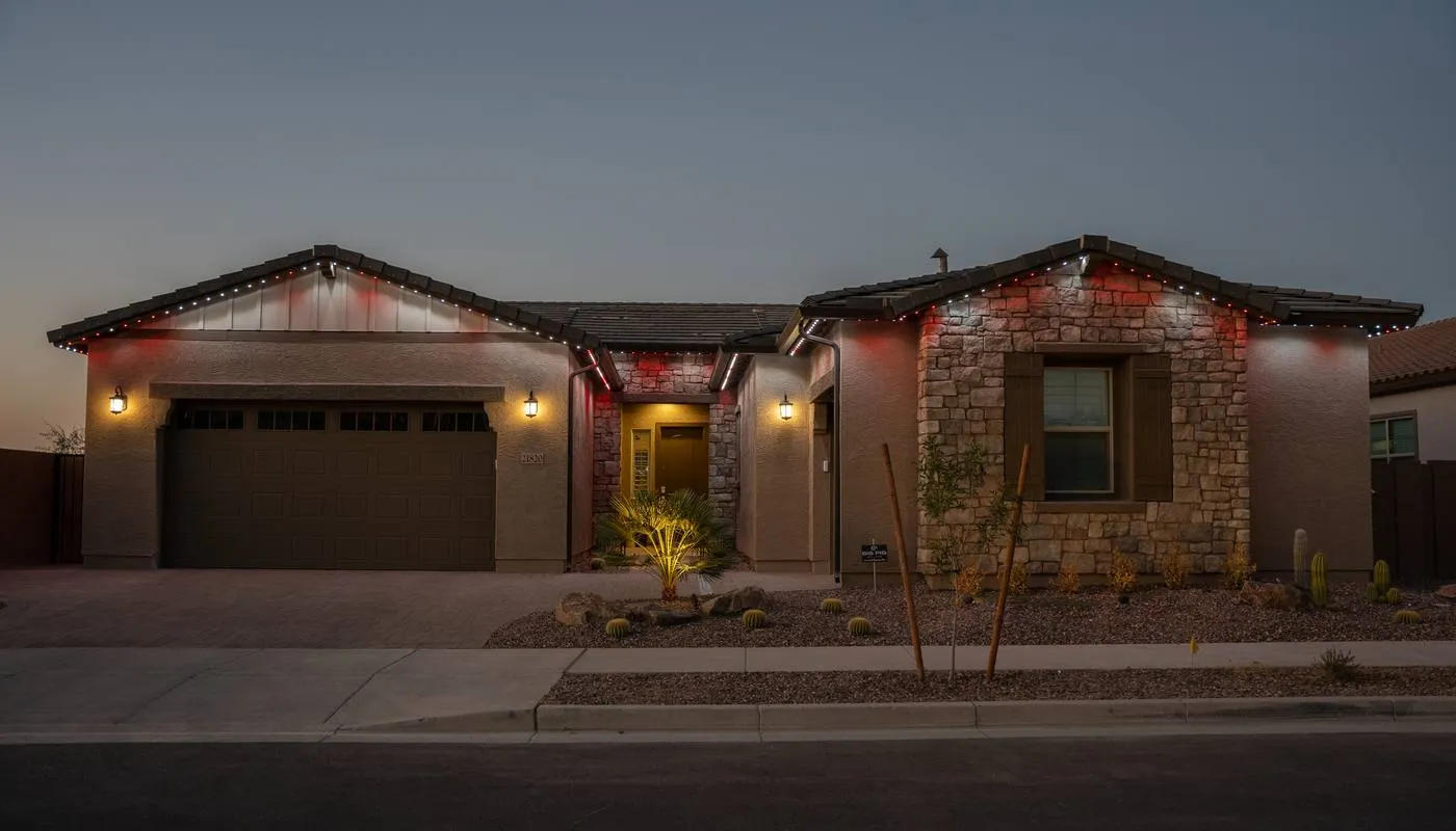 The same desert home lit in alternating red and white for Christmas